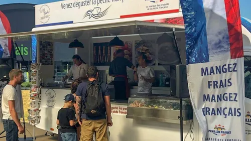 Le " fish truck " du Pavillon France débarque à Concarneau.